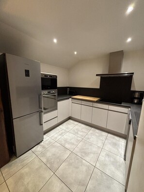 Réfrigérateur, four à micro-ondes, un four, lave-vaisselle