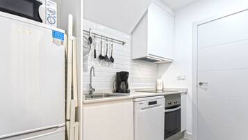 Frigorífico, microondas, horno y placa de cocina