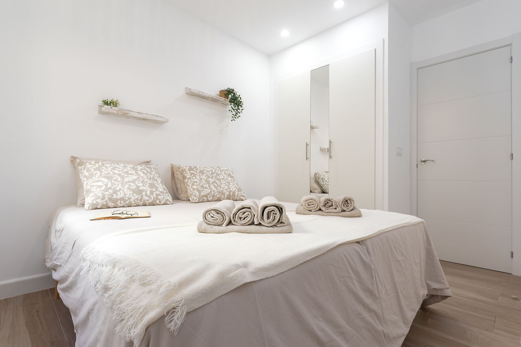 2 slaapkamers, een bureau, een strijkplank/strijkijzer, gratis wifi