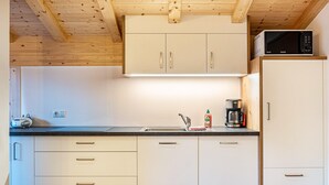 Kaffetrakter/tekoker, kjøleskap, mikrobølgeovn og kokeplater