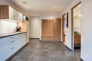 Kühlschrank, Mikrowelle, Herdplatte, Geschirrspüler