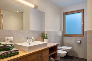 A modern bathroom with a sink, mirror, and toilet. - Holiday Apartment Mittnackerhof Ringelblume with Mountain View, Balcony & Wi-Fi (Sarentino)