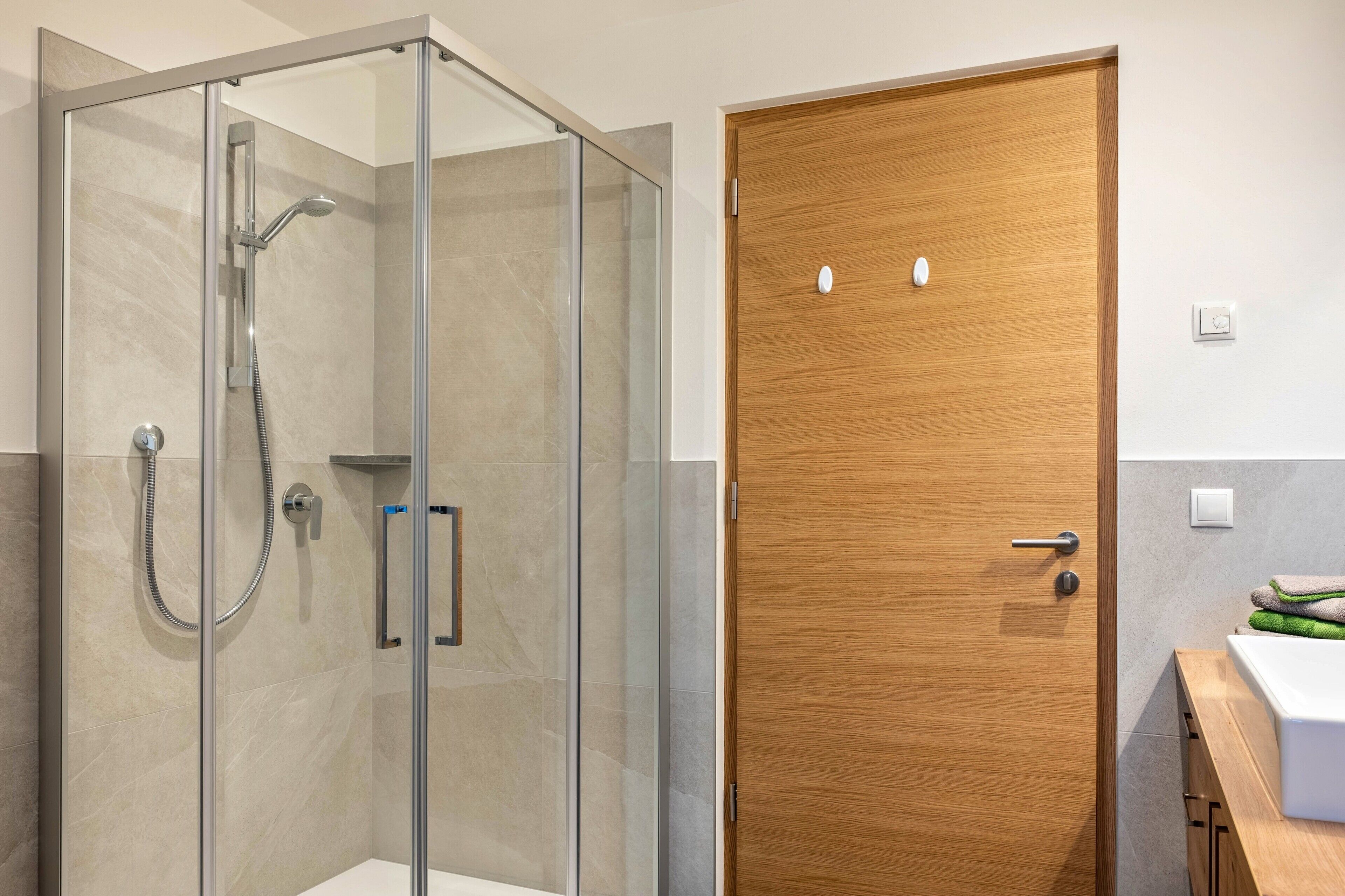 Een douche, een haardroger, handdoeken