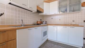 KĂŒhlschrank, Ofen, Herdplatte, Wasserkocher mit Kaffee-/Teezubehör