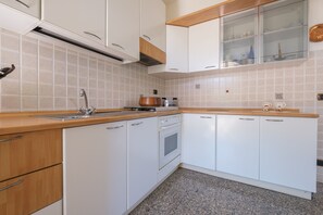 Réfrigérateur, four, plaque de cuisson, cafetière/bouilloire