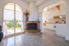 Fridge, oven, stovetop, coffee/tea maker - Villa "Delle Pomelie" with Private Garden, Balconies, and Wi-Fi (Furnari)