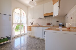 Refrigerador, horno, parrilla de estufa y cafetera y tetera 