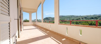 Villa "Delle Pomelie" con Giardino Privato, Balconi e Wi-Fi