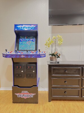 Games room - Spacious Living, BBQ, Minutes to DFW Airport, Sleep 16 (Lewisville)