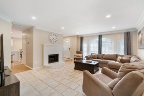 Smart TV - Spacious Living, BBQ, Minutes to DFW Airport, Sleep 16 (Lewisville)