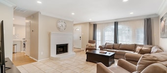 Spacious Living, BBQ, Minutes to DFW Airport, Sleep 16