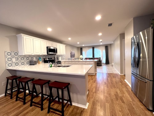 Spacious Living, BBQ, Minutes to DFW Airport, Sleep 16