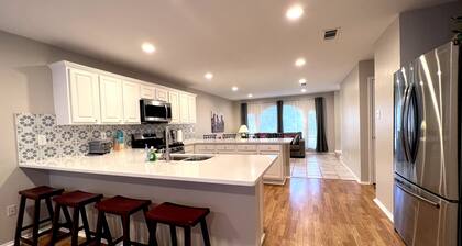 Spacious Living, BBQ, Minutes to DFW Airport, Sleep 16