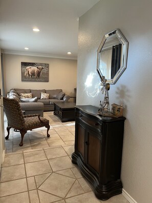 Smart TV - Spacious Living, BBQ, Minutes to DFW Airport, Sleep 16 (Lewisville)