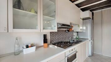 Kühlschrank, Mikrowelle, Ofen, Herdplatte