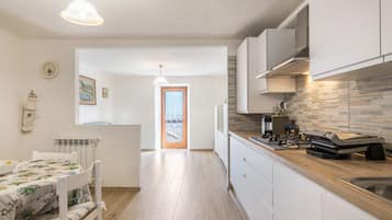 Frigorifero, microonde, forno, piano cottura