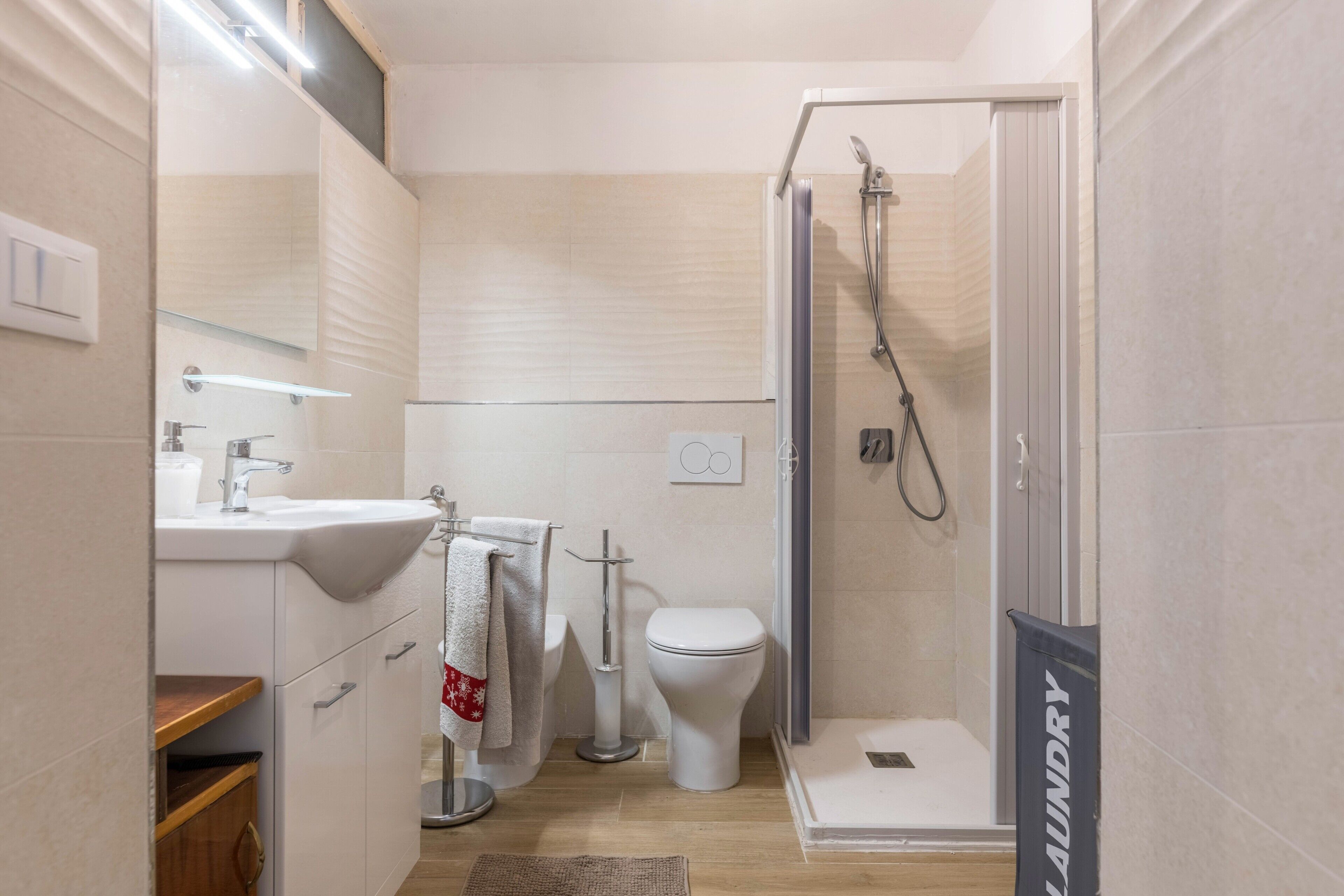 Dusche, kostenlose Toilettenartikel, Haartrockner, Handtücher