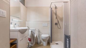 Dusche, kostenlose Toilettenartikel, Haartrockner, HandtĂŒcher