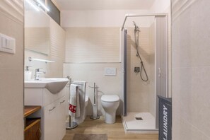 Shower, free toiletries, hair dryer, towels - Pet-Friendly Apartment Edik with Mountain View & Terrace (San Sebastiano)