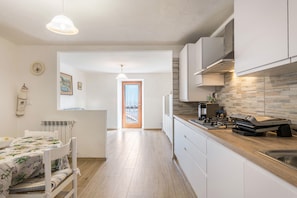 冷蔵庫、電子レンジ、オーブン、コンロ