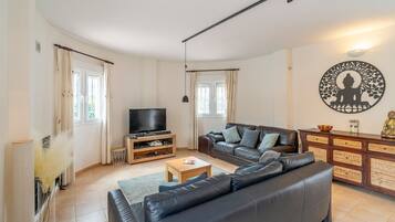 Fernseher, Kamin, Tischtennisplatte