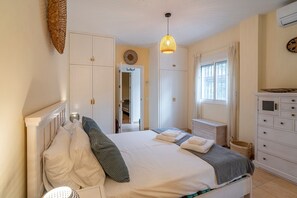 3 bedrooms, iron/ironing board, free WiFi, bed sheets