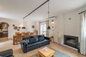 Televisión, chimenea y tenis de mesa 