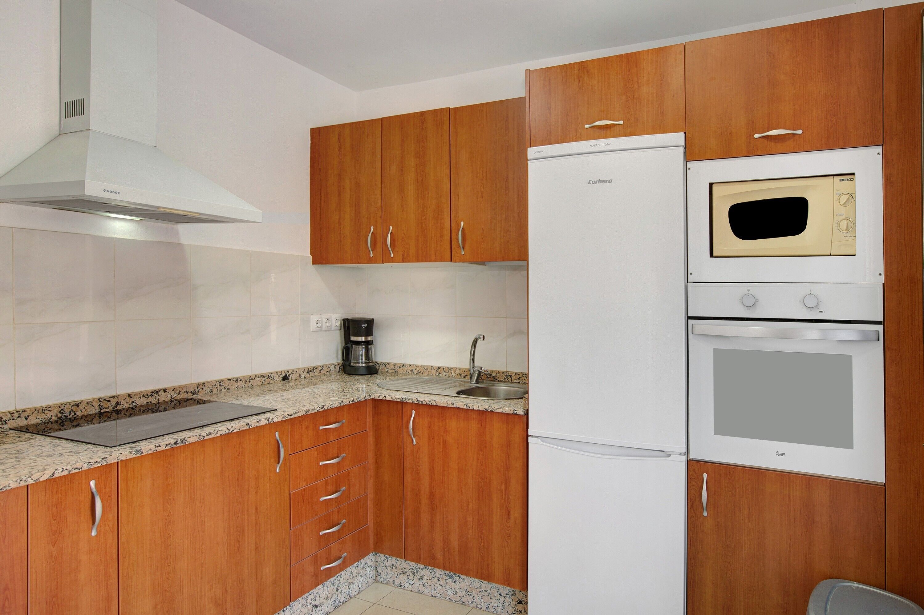 Frigorifero, microonde, forno, macchina per tè/caffè