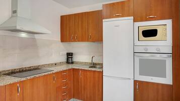 Fridge, microwave, oven, coffee/tea maker