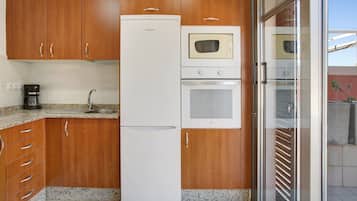 Fridge, microwave, oven, coffee/tea maker