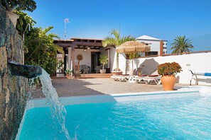 Pool - Holiday Home "Casa Golondrina" with Sea Views, Private Pool & Wi-Fi (Teguise)