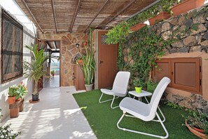 Terrace/patio - Holiday Home "Casa Golondrina" with Sea Views, Private Pool & Wi-Fi (Teguise)