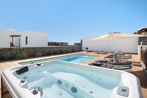 Outdoor spa tub - Holiday Home 'Villa Jeamir I' with Sea Views, Pool, Garden & Wi-Fi (Playa Blanca)