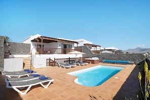 Pool - Holiday Home 'Villa Jeamir I' with Sea Views, Pool, Garden & Wi-Fi (Playa Blanca)