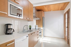 Frigorífico, microondas, horno y placa de cocina
