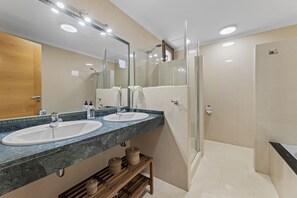 Bañera, secador de pelo y toallas