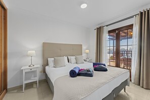 4 slaapkamers, een strijkplank/strijkijzer, gratis wifi, beddengoed