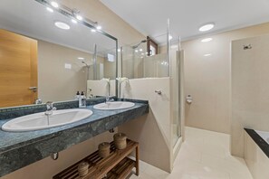 Vasca, asciugacapelli, asciugamani