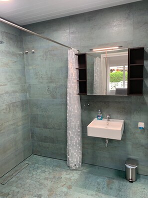 Tina, secadora de cabello, toallas 