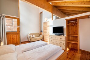 1 bedroom, free WiFi, bed sheets - Holiday Accommodation "Ferienwohnung Burgeis" with balcony and Mountain View (Malles)