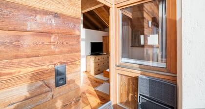 Logement de vacances "Ferienwohnung Burgeis" avec balcon et vue sur les montagnes.