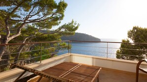 A balcony with a view of the sea and a pine tree. - Holiday Apartment Ponent with Sea View, Mountain View, Balcony, Terrace & Pool (Puerto de Sóller)
