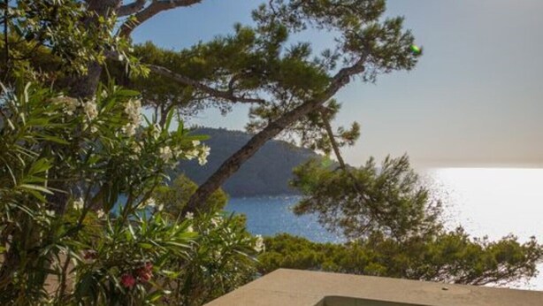 A swimming pool with a clear view of the sea and surrounding trees. - Holiday Apartment Ponent with Sea View, Mountain View, Balcony, Terrace & Pool (Puerto de Sóller)