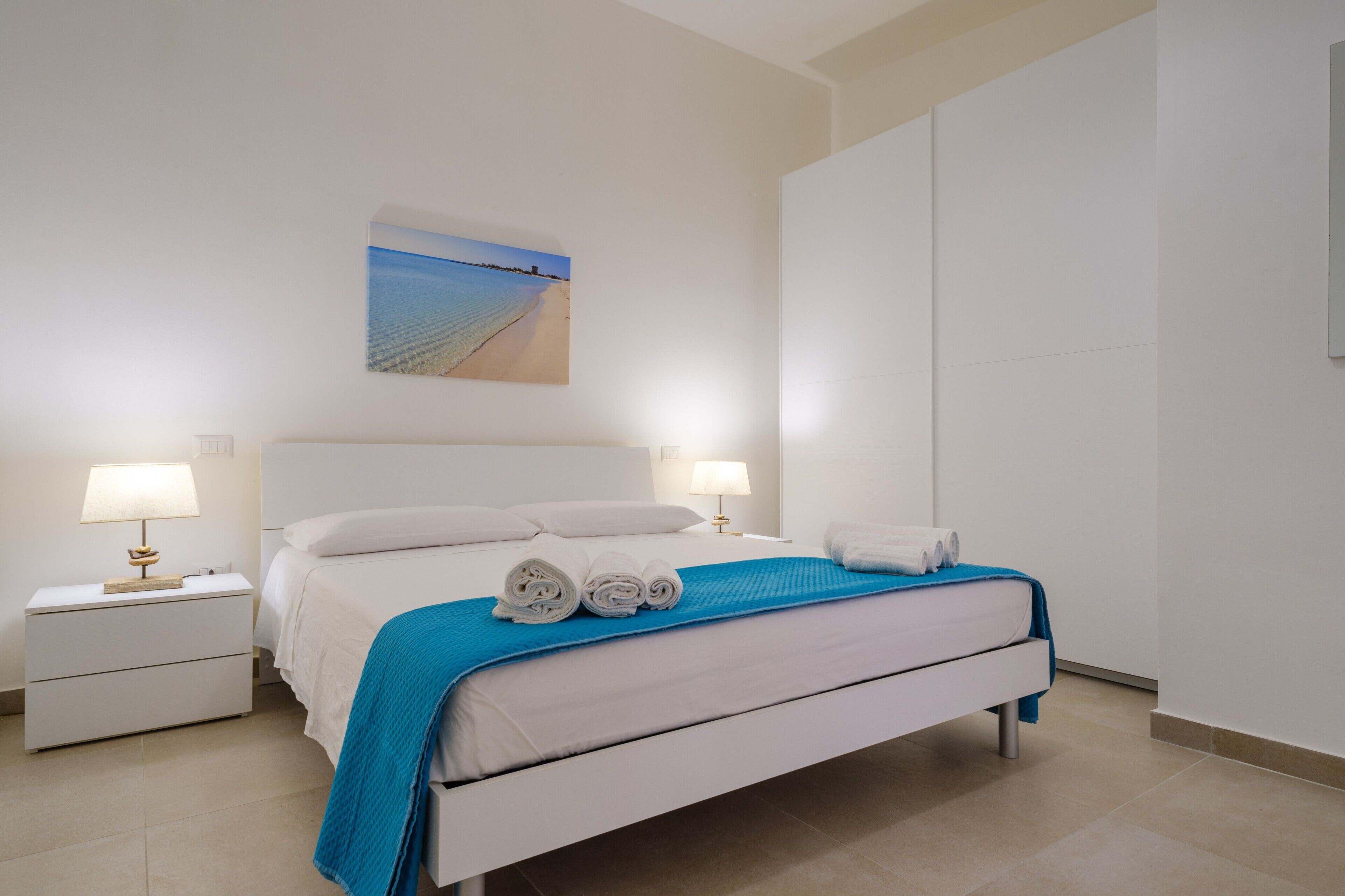 2 habitaciones, tabla de planchar con plancha y ropa de cama 