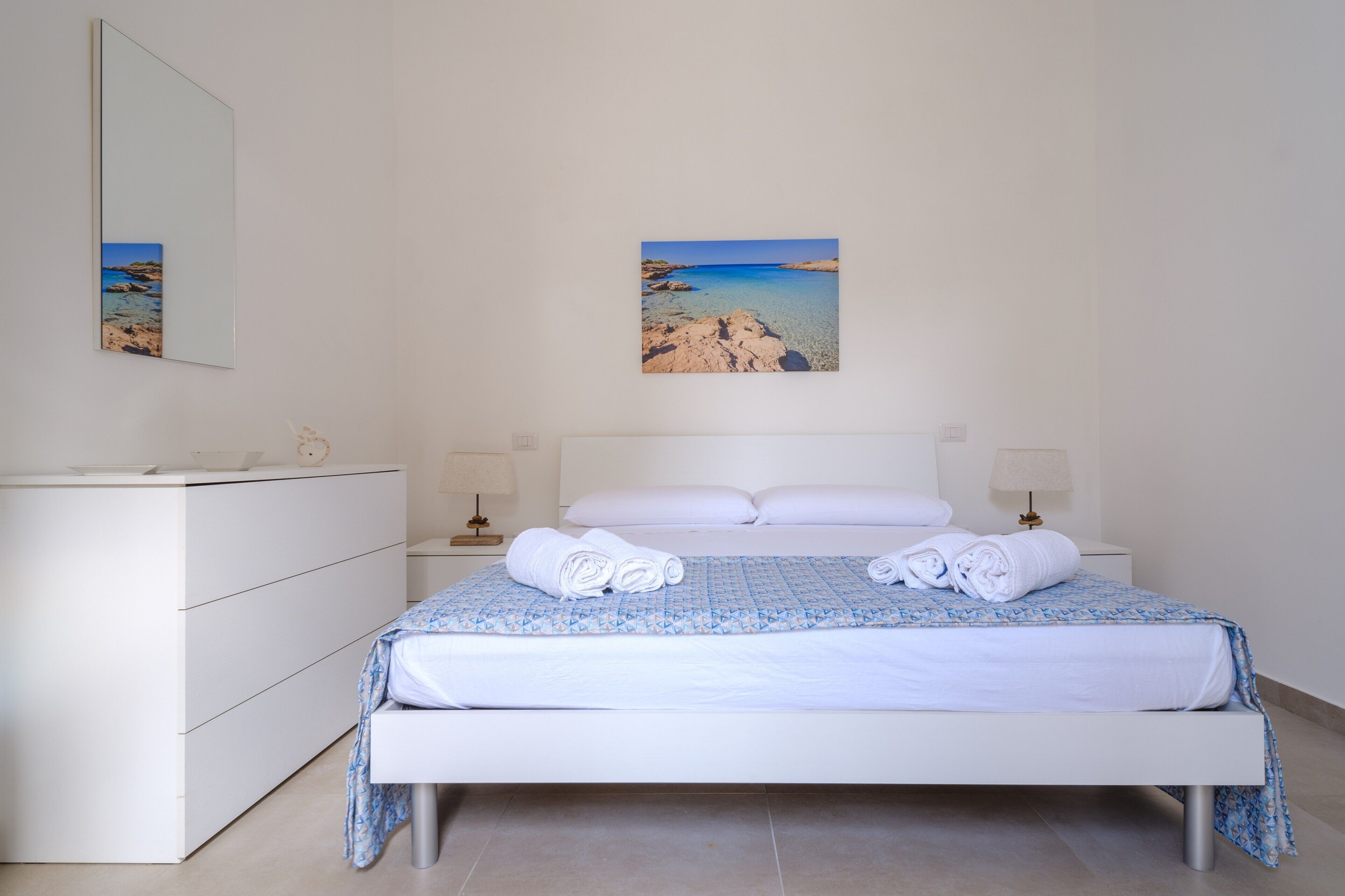 2 makuuhuonetta, silitysrauta/-lauta, vuodevaatteet