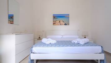 2 makuuhuonetta, silitysrauta/-lauta, vuodevaatteet