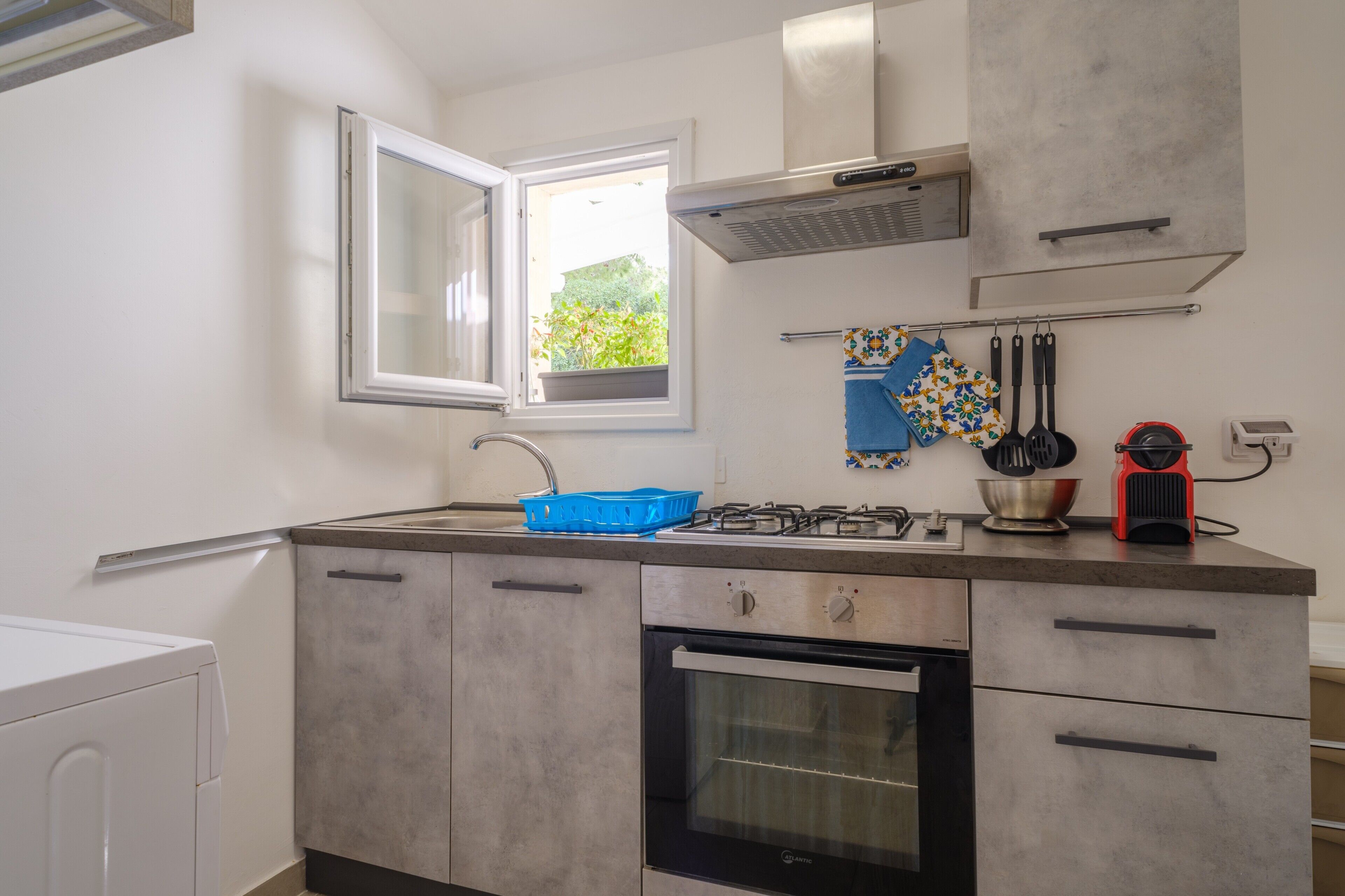 Jääkaappi, uuni, liesi, kahvin-/teenkeitin