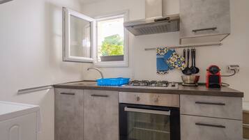 Jääkaappi, uuni, liesi, kahvin-/teenkeitin