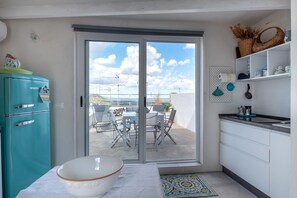 Kühlschrank, Ofen, Herdplatte, Wasserkocher