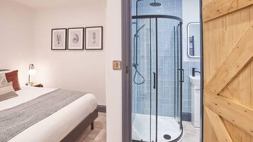 Shower, hair dryer, towels, shampoo